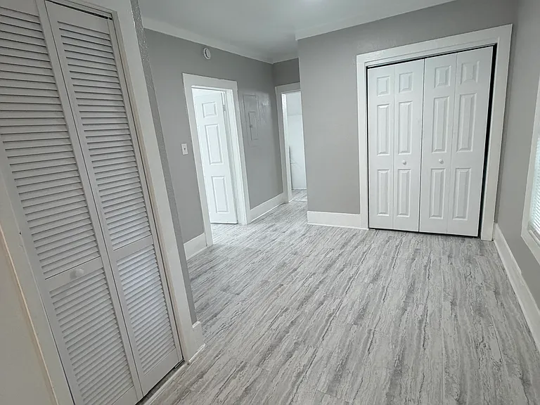 252 Claude St — Photo 9