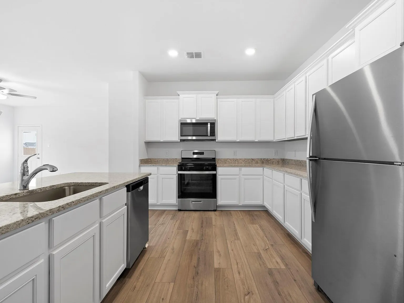5 bed, 3.5 bath, 2470 sqft, $2,730 — Photo 4