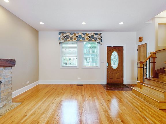 4th image of 1331 W Wellington Ave