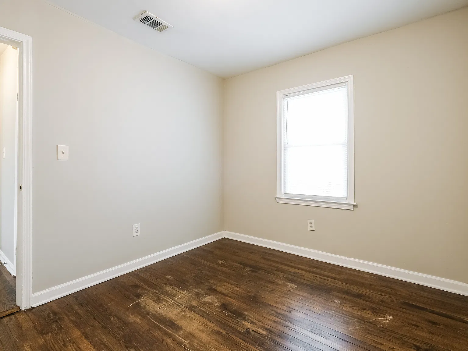 4 bed, 2.0 bath, 1400 sqft, $1,975 — Photo 3