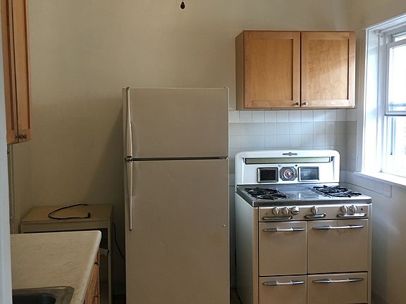 2nd image of 1222 W Leland Ave APT 2