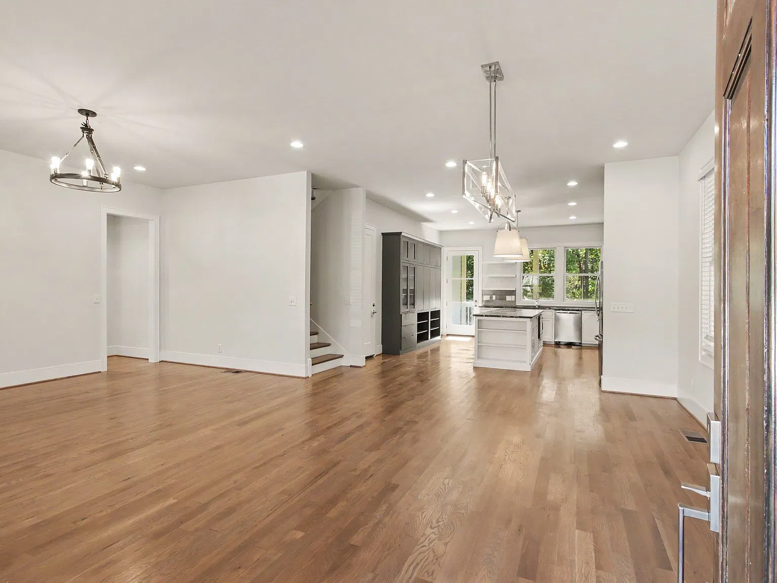 4 bed, 3227 sqft, $5,700 — Photo 3