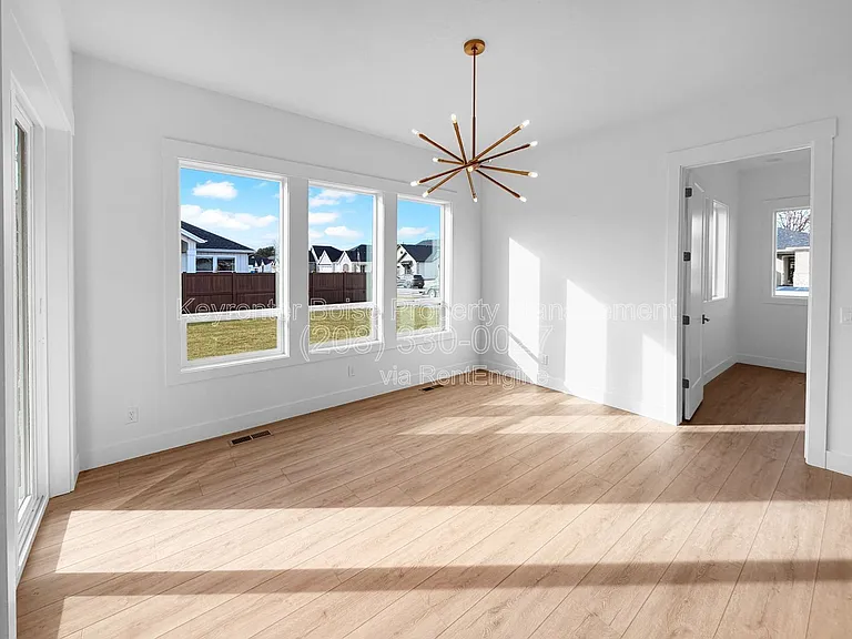 891 N Gracie Ave — Photo 3