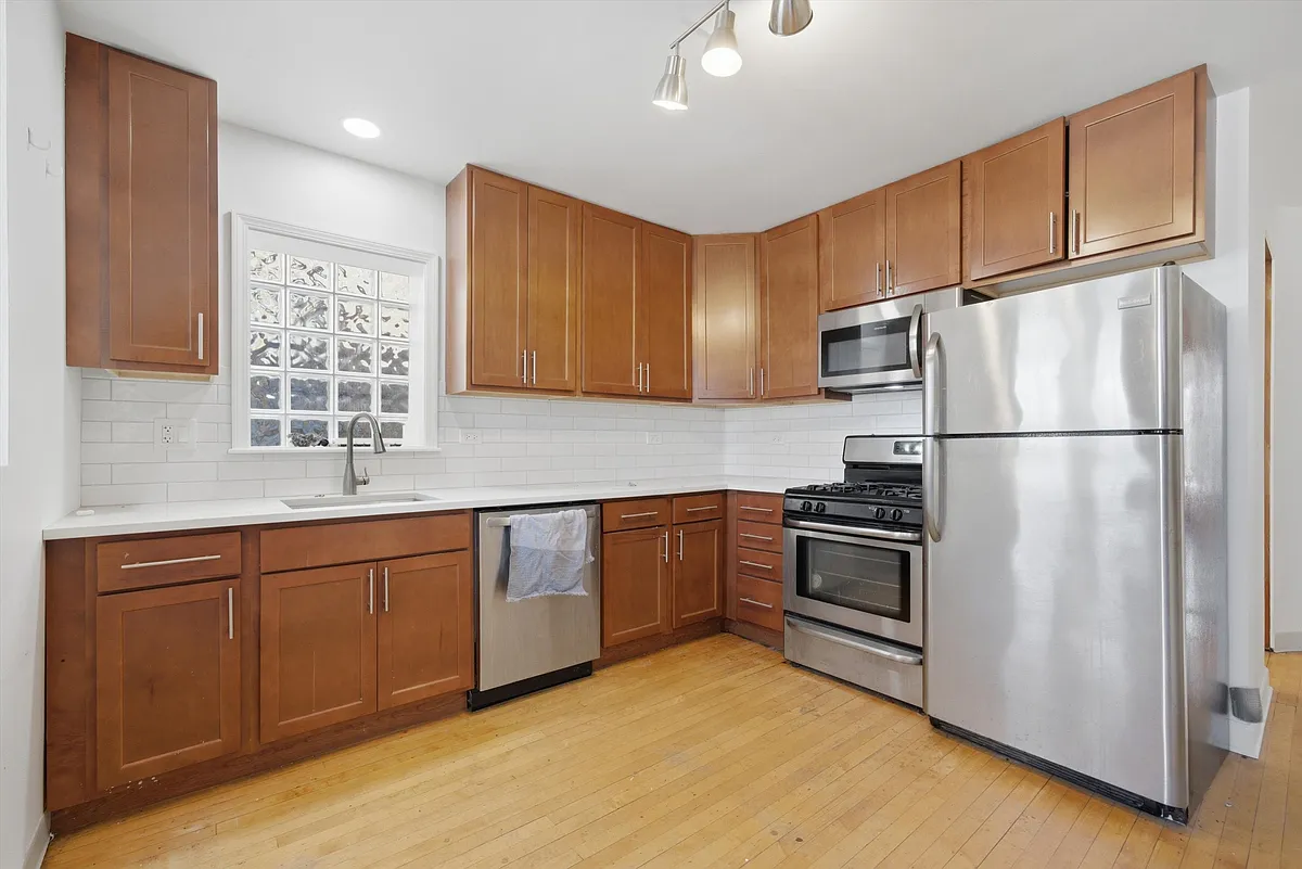 Building Photo - 6230 N Wayne Ave #2