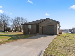 416 N Cherokee Trl, Clever, MO 65631