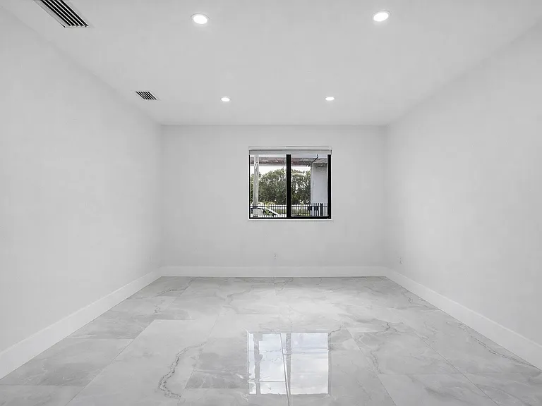 1411 NW 40th St — Photo 3