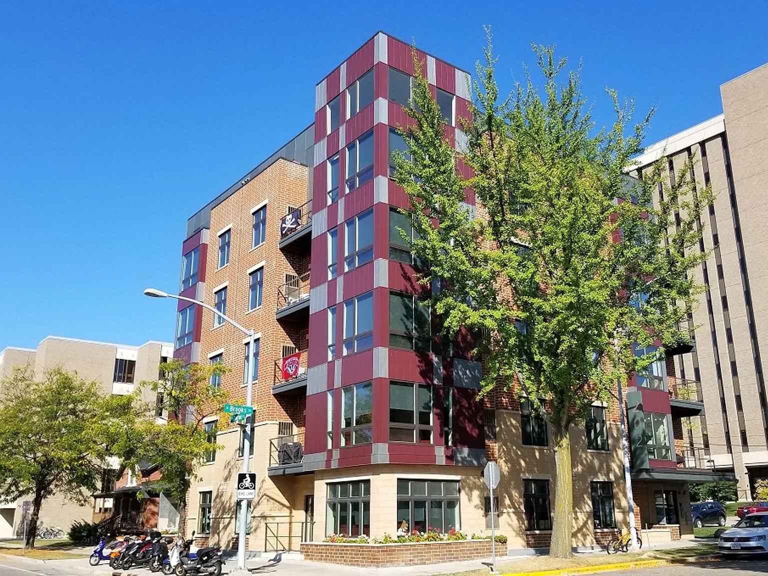 Brooks House — Photo 2