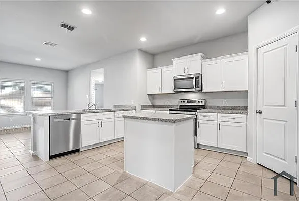 424 Amory St — Photo 5