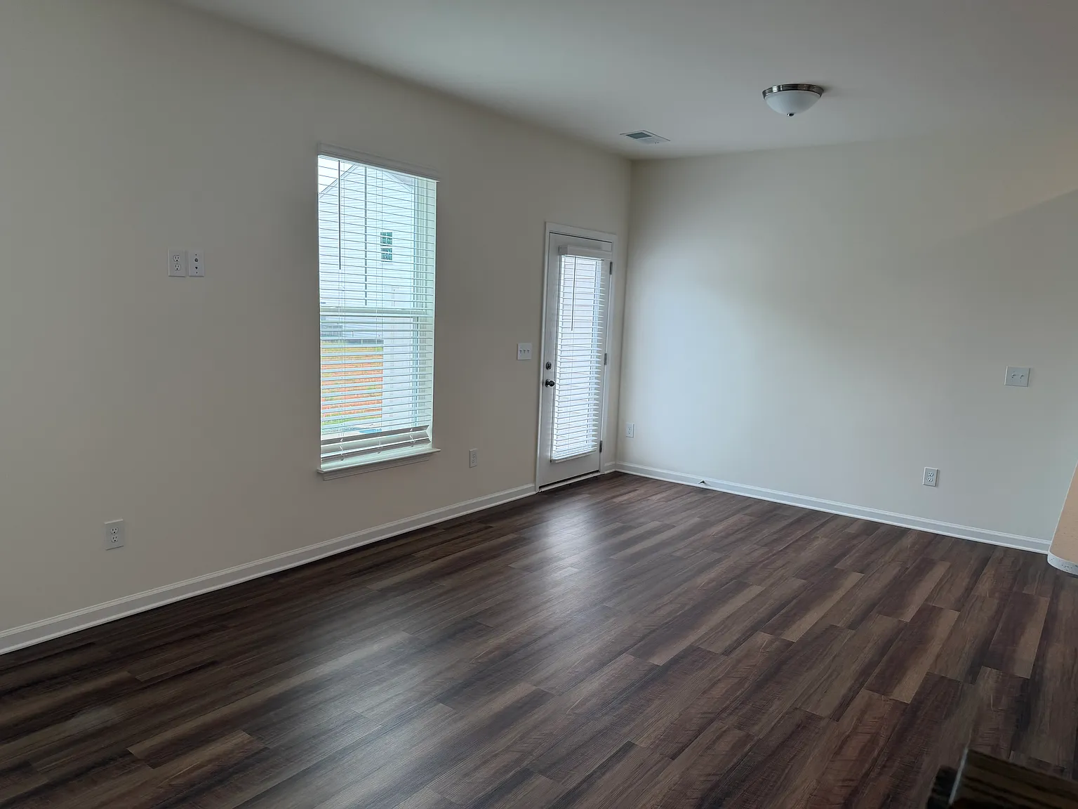 3 bed, 2.5 bath, 1700 sqft, $2,100 — Photo 4