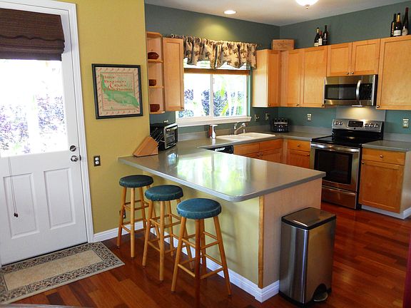 Kitchen w/new ss appliances!