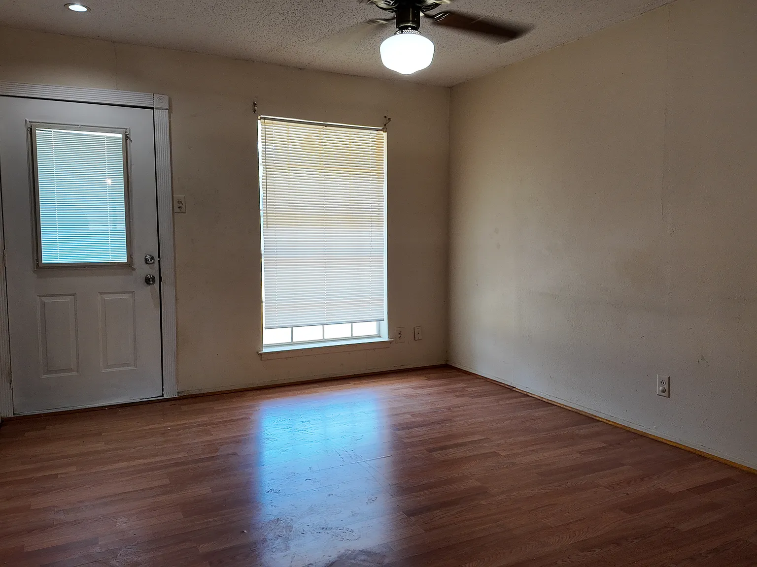 3 bed, 1.5 bath, 1036 sqft, $1,500 — Photo 3