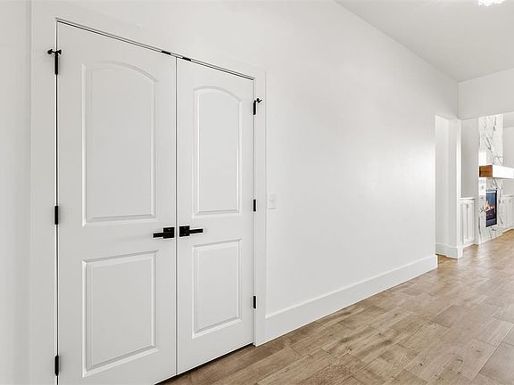 3rd image of 4381 Raymond Ln