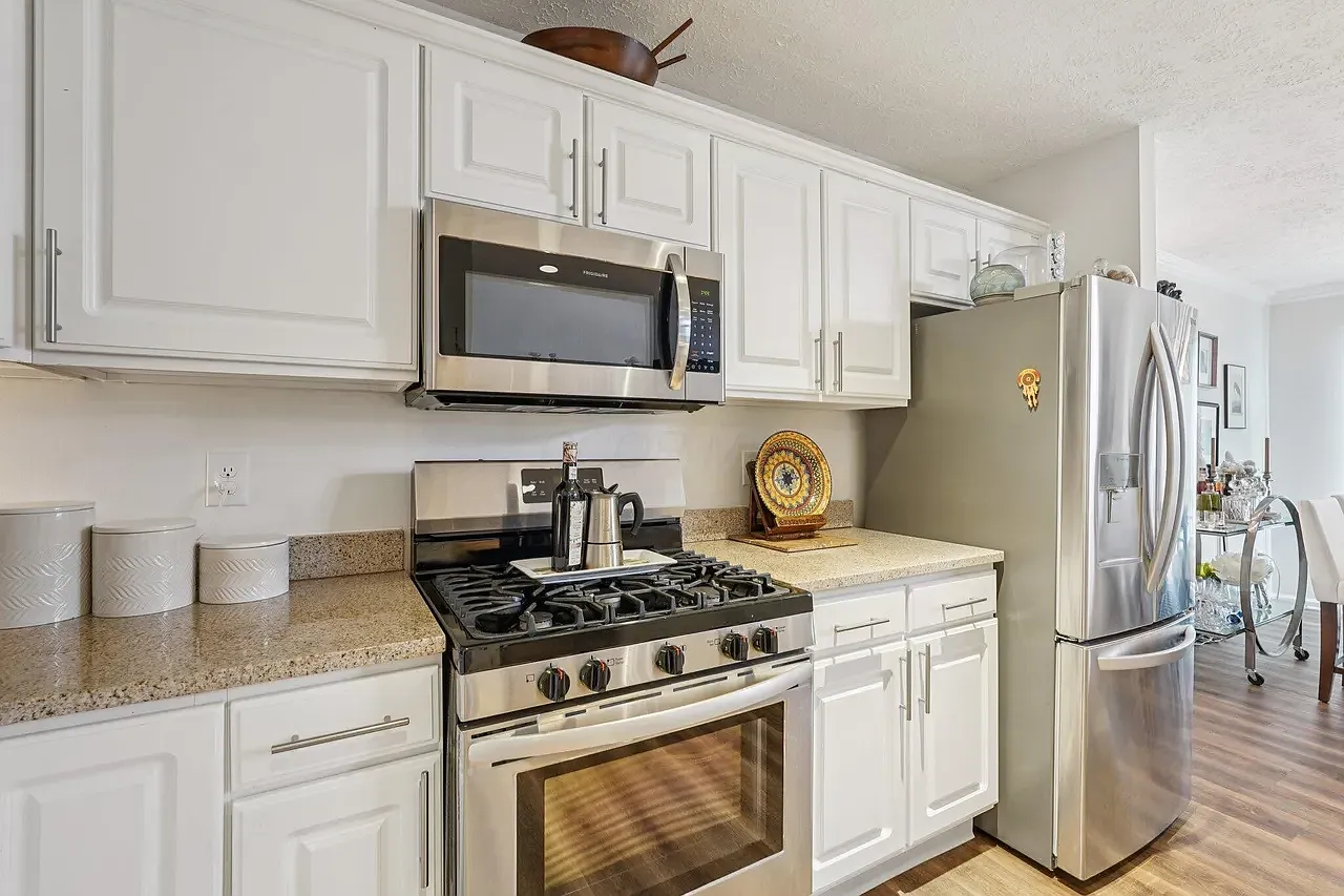 2 bed, 2.5 bath, 1433 sqft, $1,999 — Photo 2