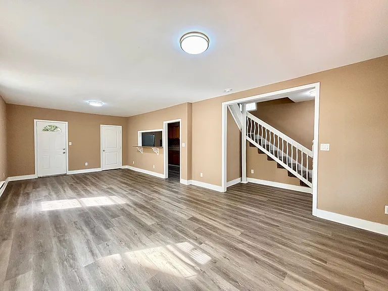 2841 Earlscourt Ave — Photo 5