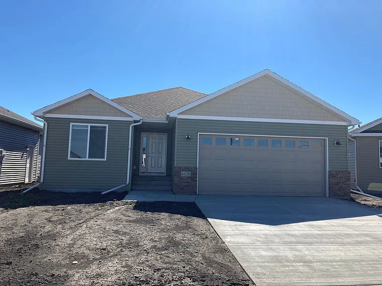 4 Bed 3 Bath Twin Home — Photo 2