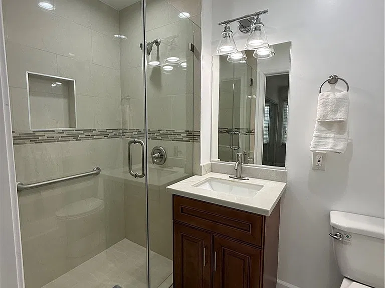 1216 S Cochran Ave — Photo 13