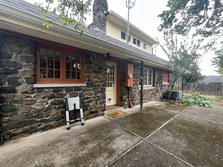2430 SE Park Ave — Photo 49