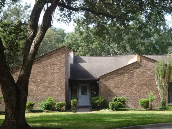 1 Inwood Cir, Bay City, TX 77414