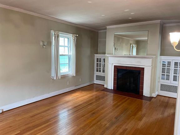 2nd image of 927 Woodlawn Ave