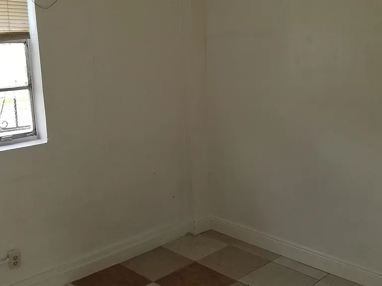 1607 Avenue — Photo 14