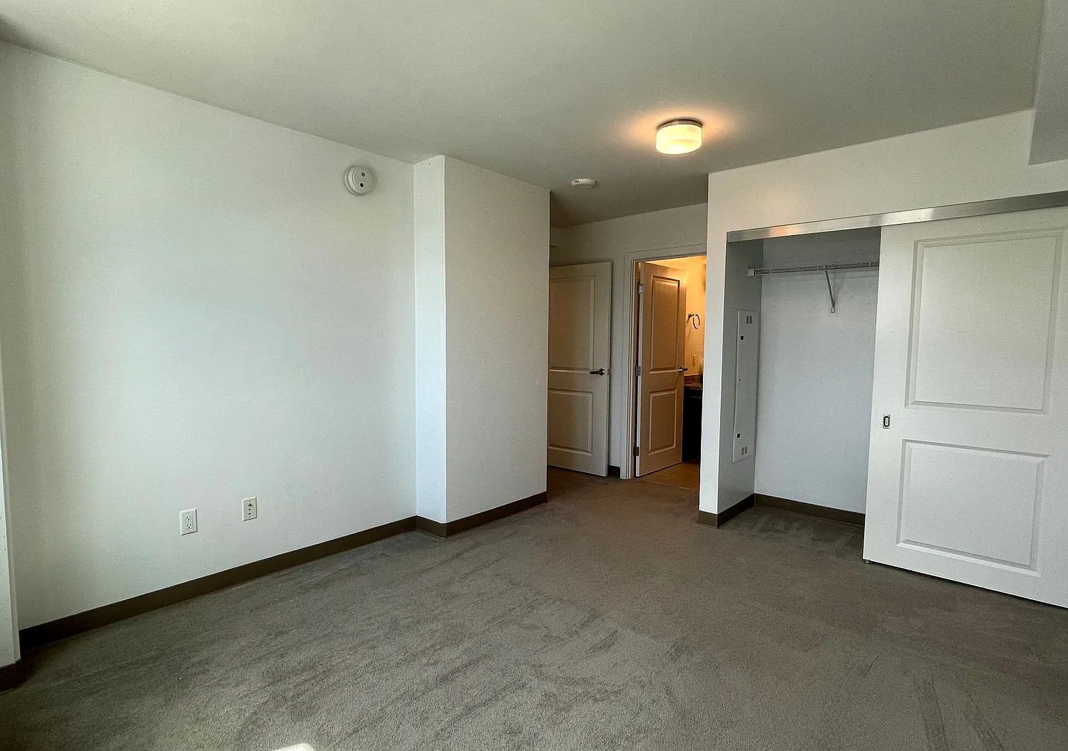 Modern 2 Bedroom / 2 Bath at Ke Kilohana | 31st Floor | Internet Included | 1 Parking — Photo 4