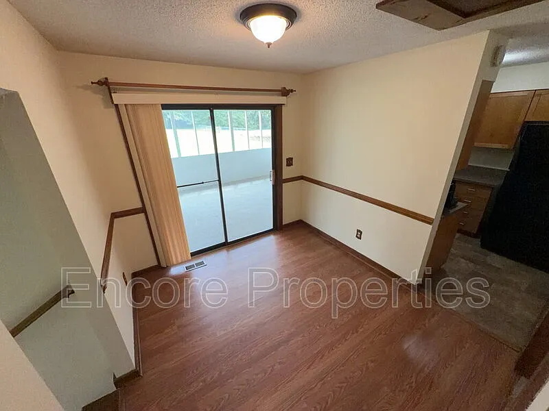 3 bed, 1.5 bath, 1400 sqft, $1,695 — Photo 4