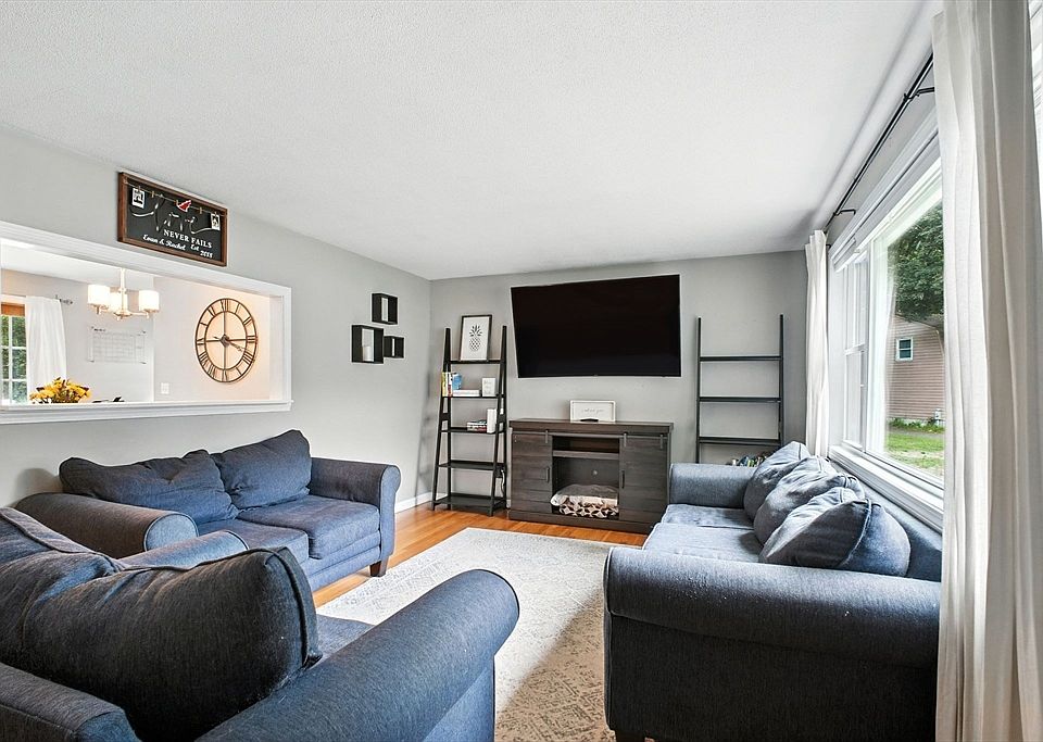 2nd image of 28 Entrybrook Dr