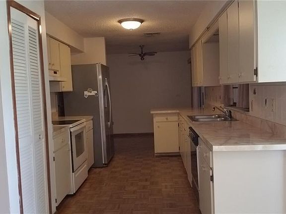 3rd image of 1120 E Lombardy Dr