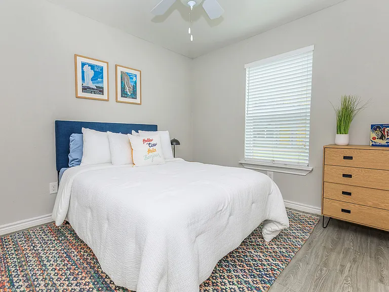Valencia Grove Apartments — Photo 14