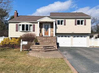 4 Cutchogue Ln, Commack, NY 11725