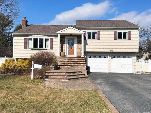 4 Cutchogue Lane, Commack, NY 11725