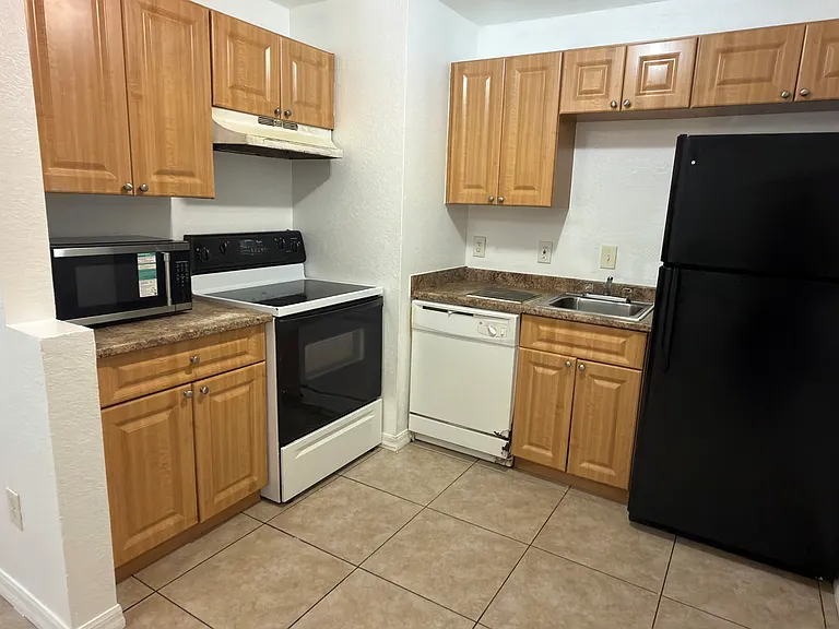 651 SW 9th St #7 — Photo 7