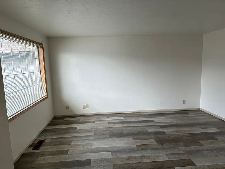 403 S 37th Pl — Photo 9
