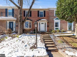 8032 Saint Annes Ct, Alexandria, VA 22309