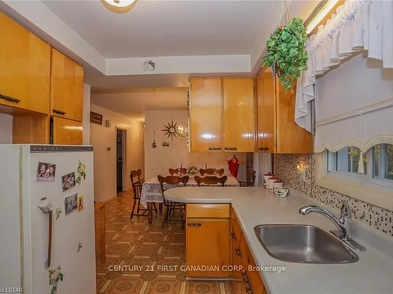 268 Burlington Cres — Photo 4