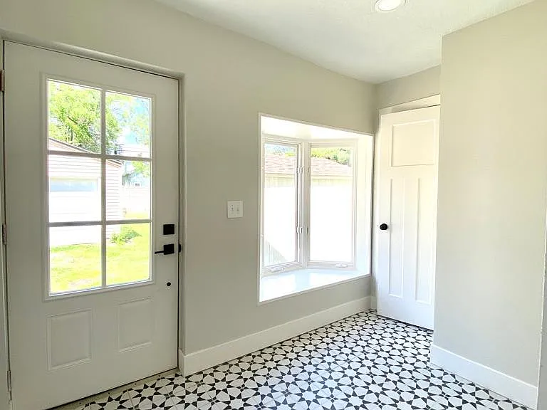 1301 Hewitt Ave — Photo 9