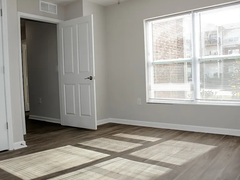 Oakdale Apartments — Photo 6