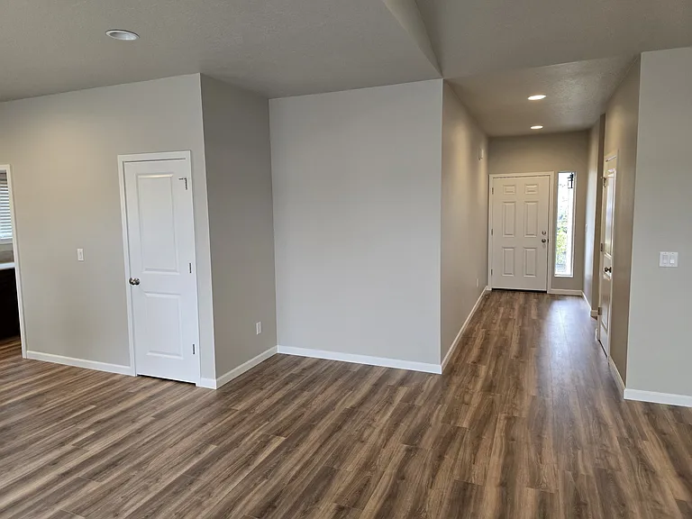 579 SW H St — Photo 12