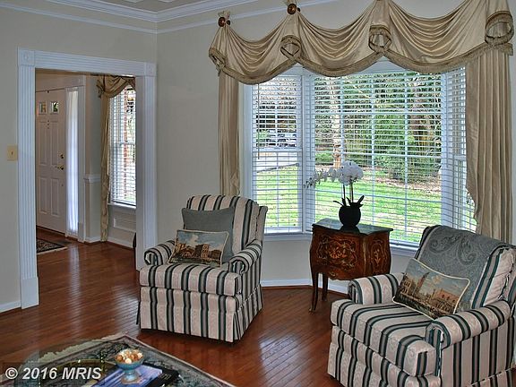 Living Room w/Hardwood & Bay Window