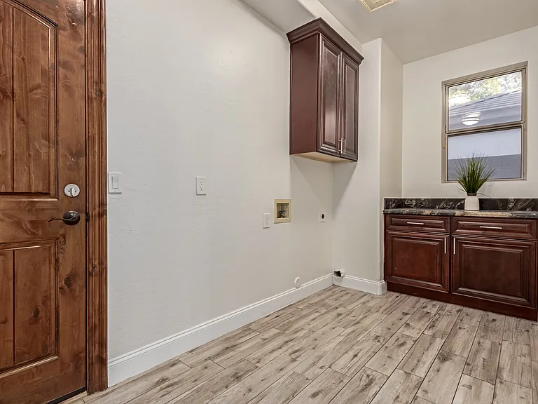 563 E Krista Way — Photo 38
