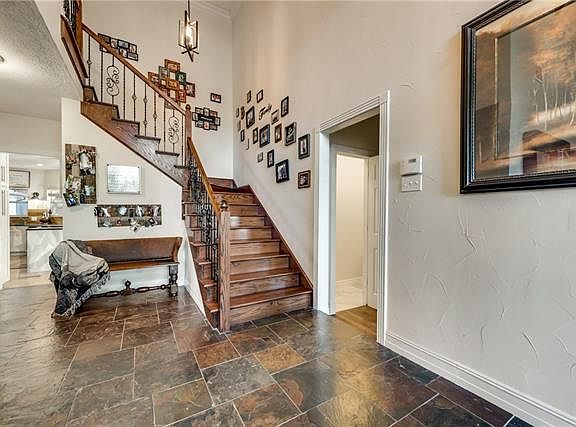 3rd image of 6 Crestwood Dr