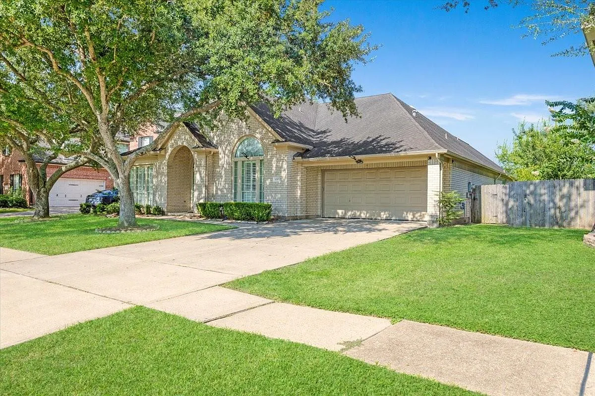 3 bed, 3.0 bath, 3239 sqft, $3,050 — Photo 3