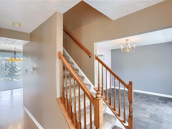 3rd image of 24 Blue Mist Ct