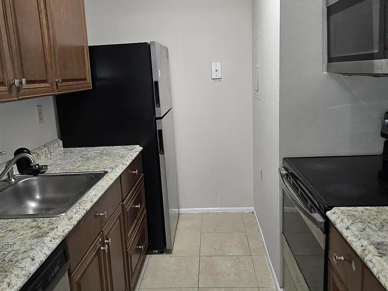 1141 Lake Victoria Dr #H — Photo 9