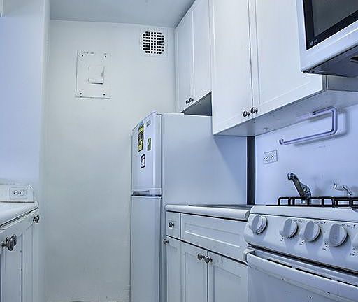4th image of 245 E 35th St APT 7E
