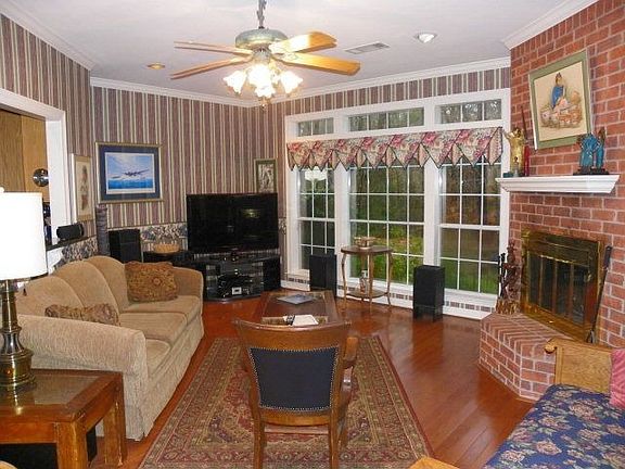 3rd image of 302 Carriage Dr