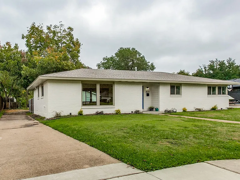 3517 Woodleigh Dr — Photo 2