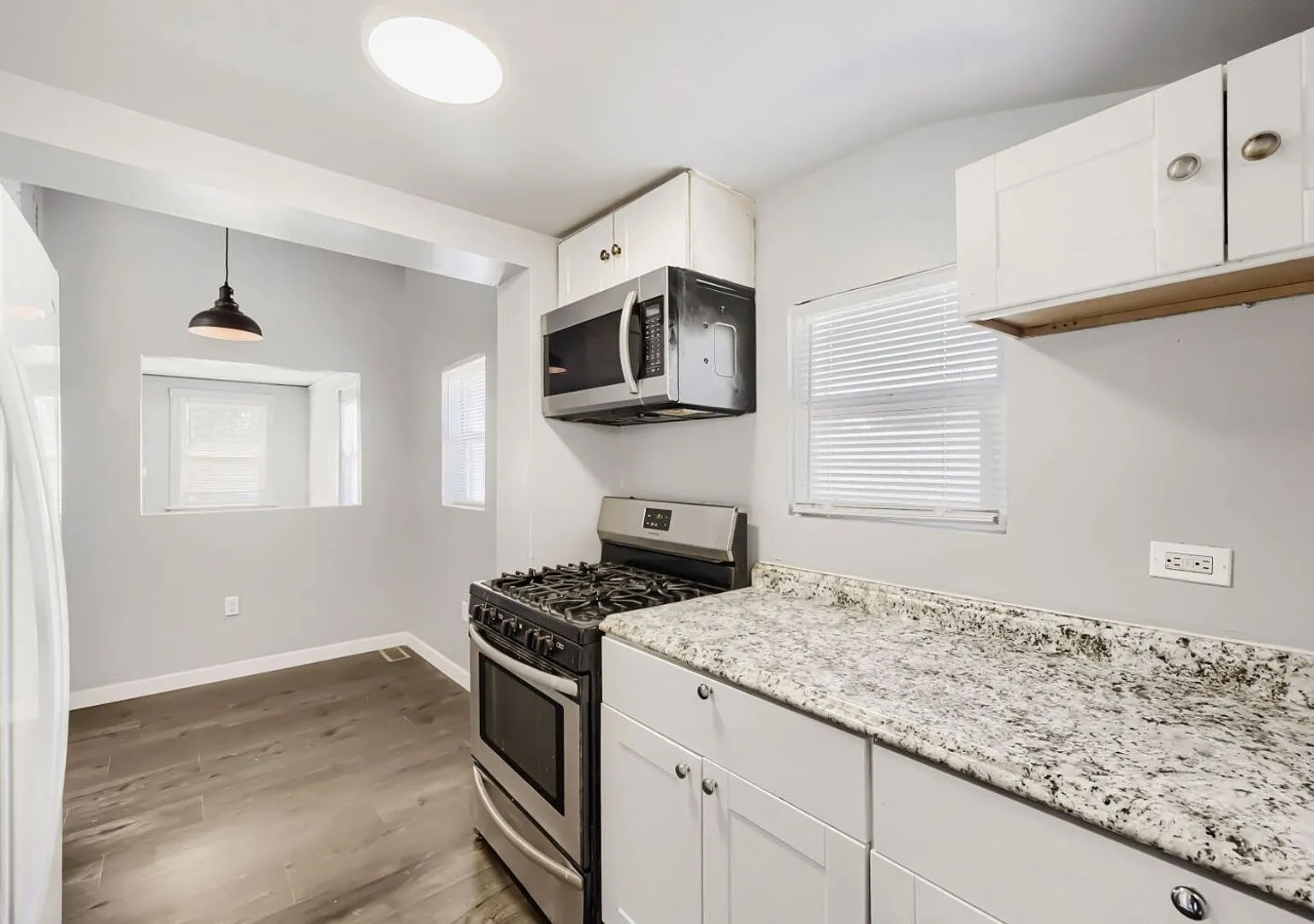 Charming 3BR Duplex in Aurora — Photo 1