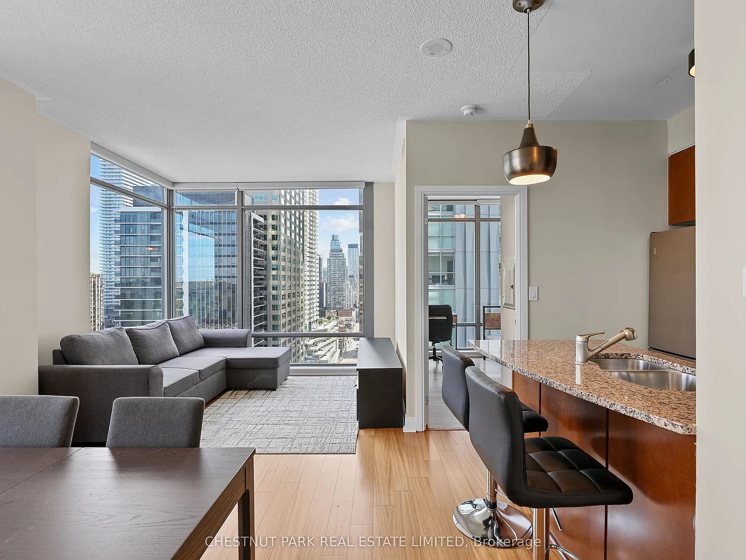18 Yorkville — Photo 3