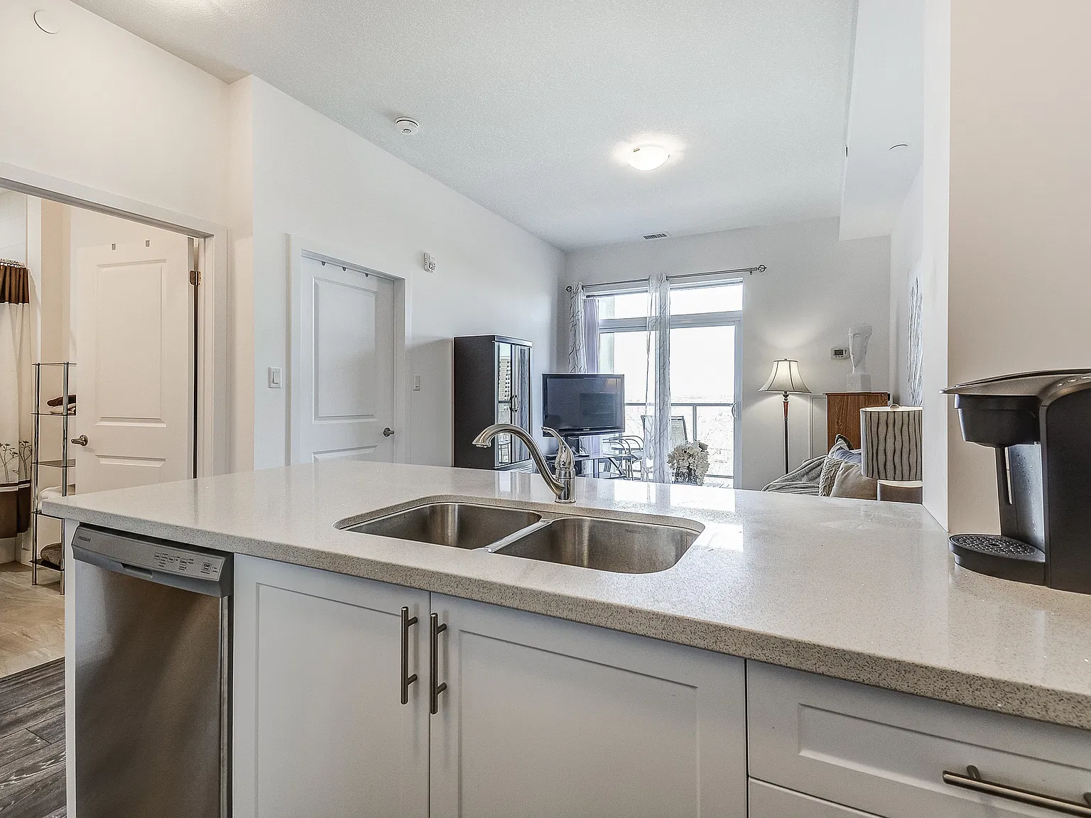 2 bed, 700 sqft, $2,199 — Photo 3
